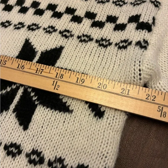 NWT Hem & Thread Black and White Sweater Size Small - Picture 10 of 12
